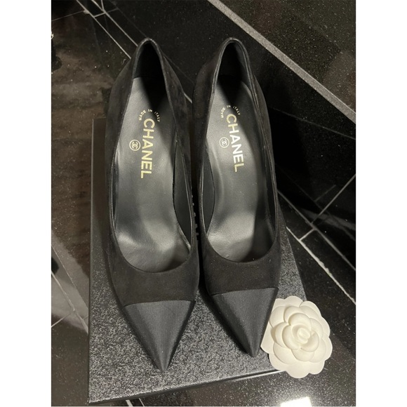 Like new CHANEL suede heels with cap toe and pearl - Picture 2 of 9